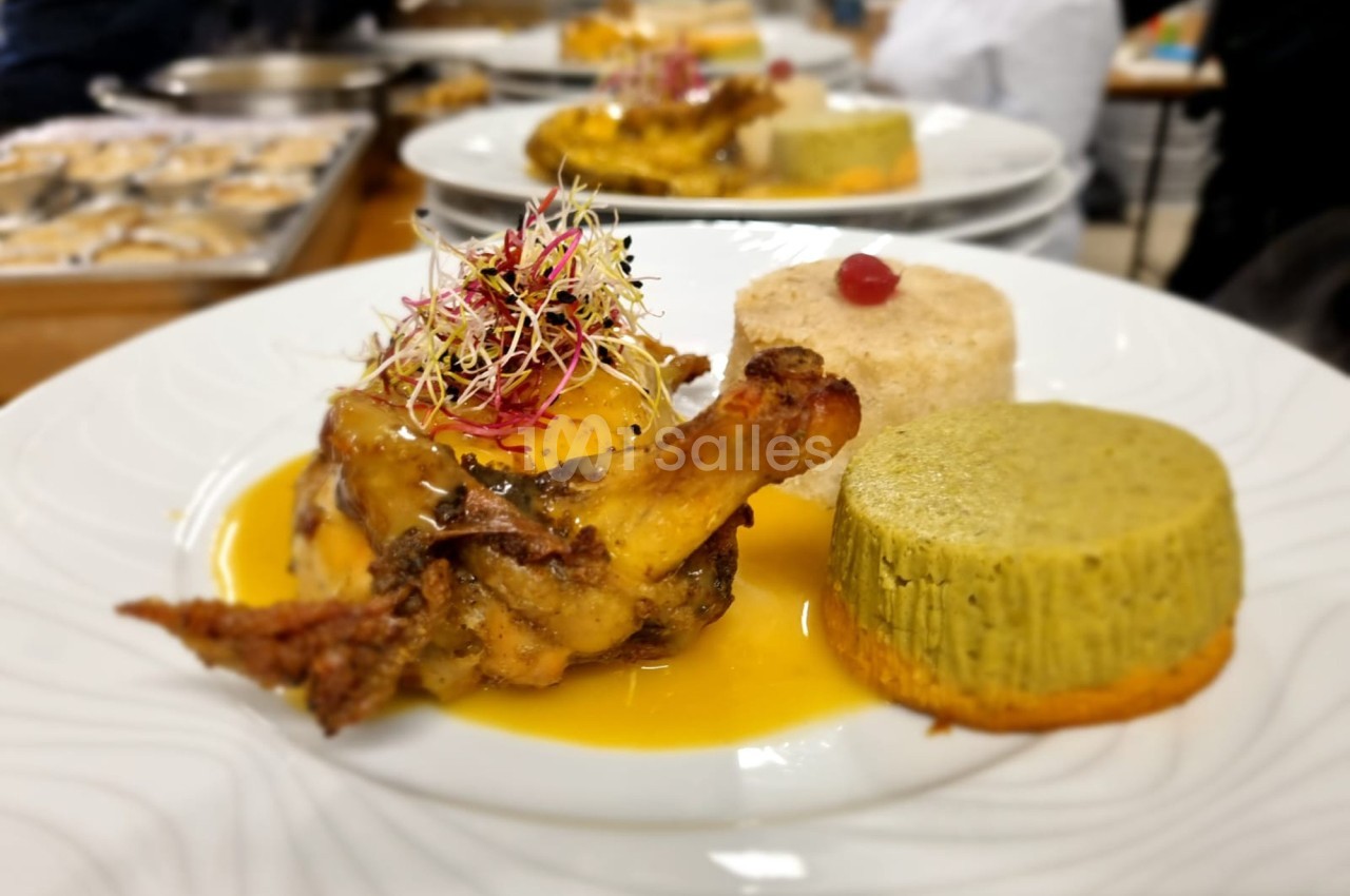 Assiette gastronomique avec volaille, purée verte, riz et sauce, décorée de pousses et d'une baie rouge.