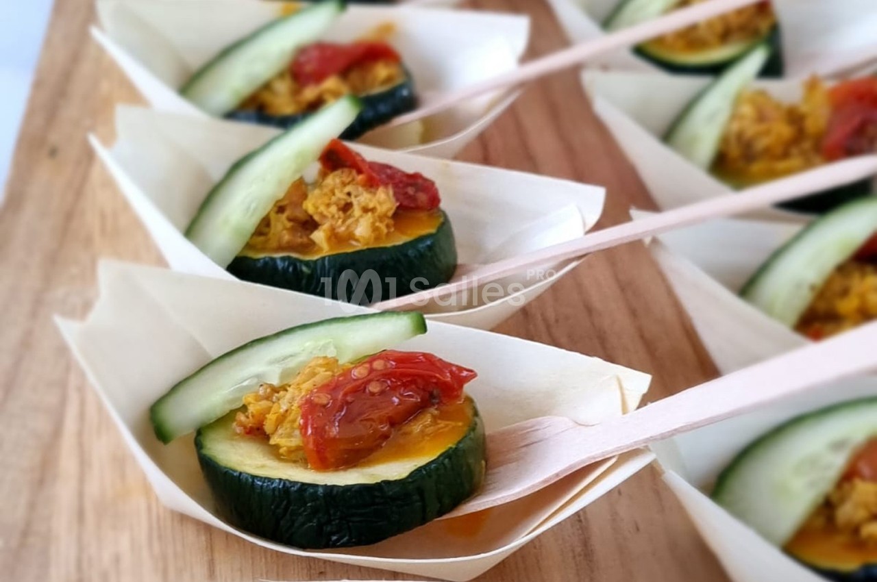 Tranches de courgette garnies de légumes et servies dans des coupelles en bois avec des mini-fourchettes.
