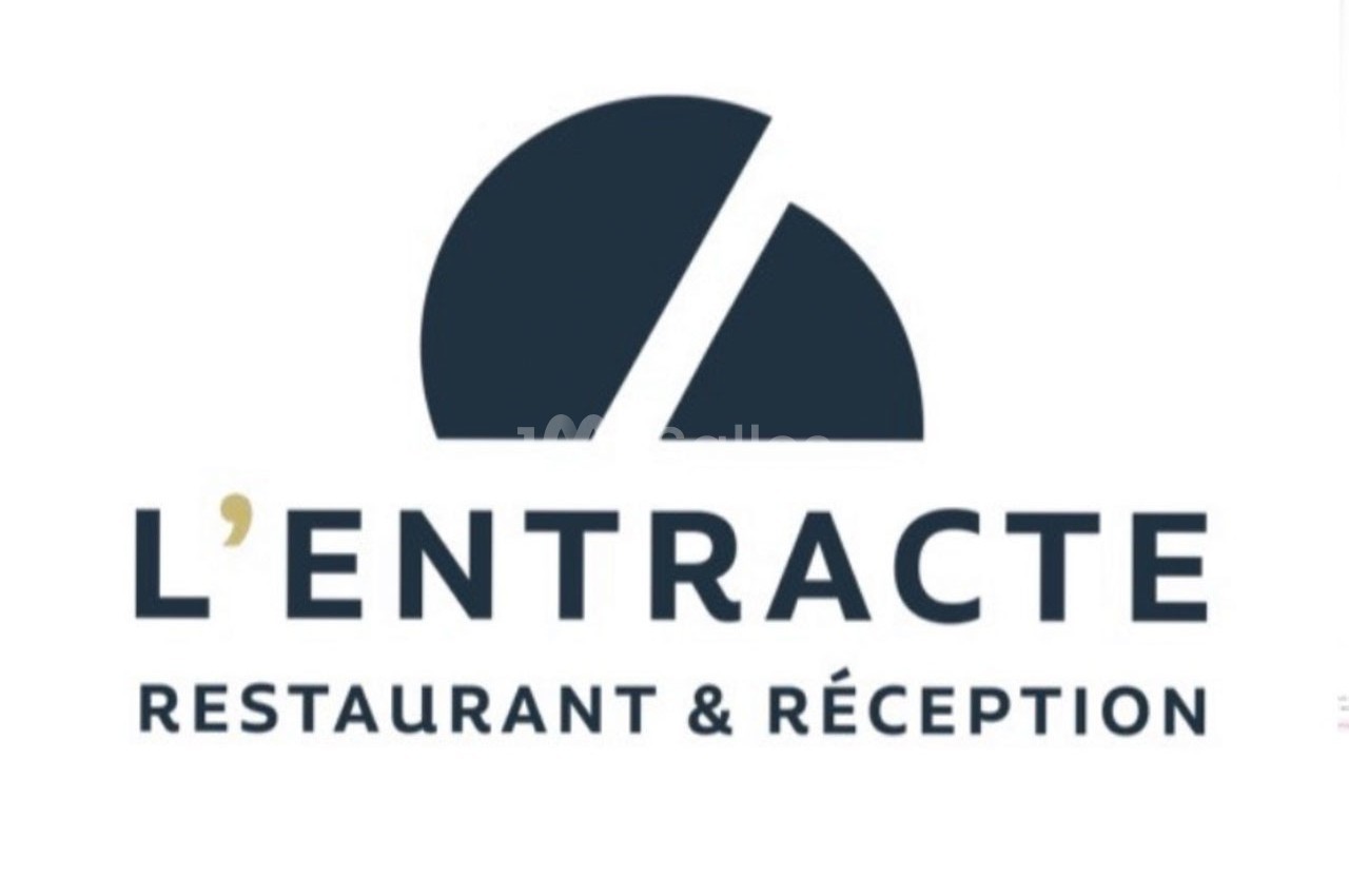 Logo du restaurant L'Entracte avec un demi-cercle bleu et une ligne diagonale, accompagné du texte ’Restaurant & Réception’.