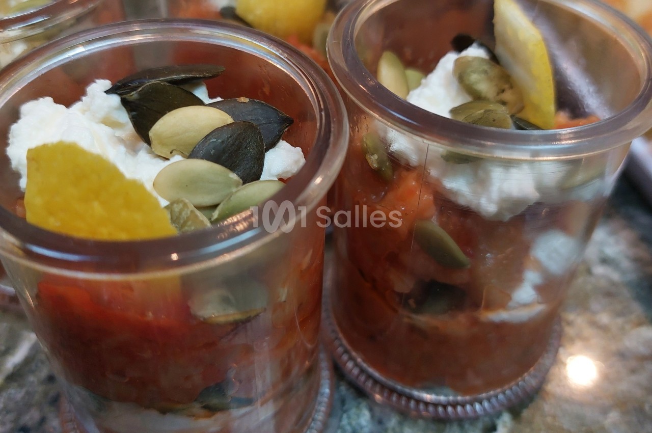 Verrines garnies de fromage frais, graines de courge, compotée de légumes et quartiers d'agrumes.