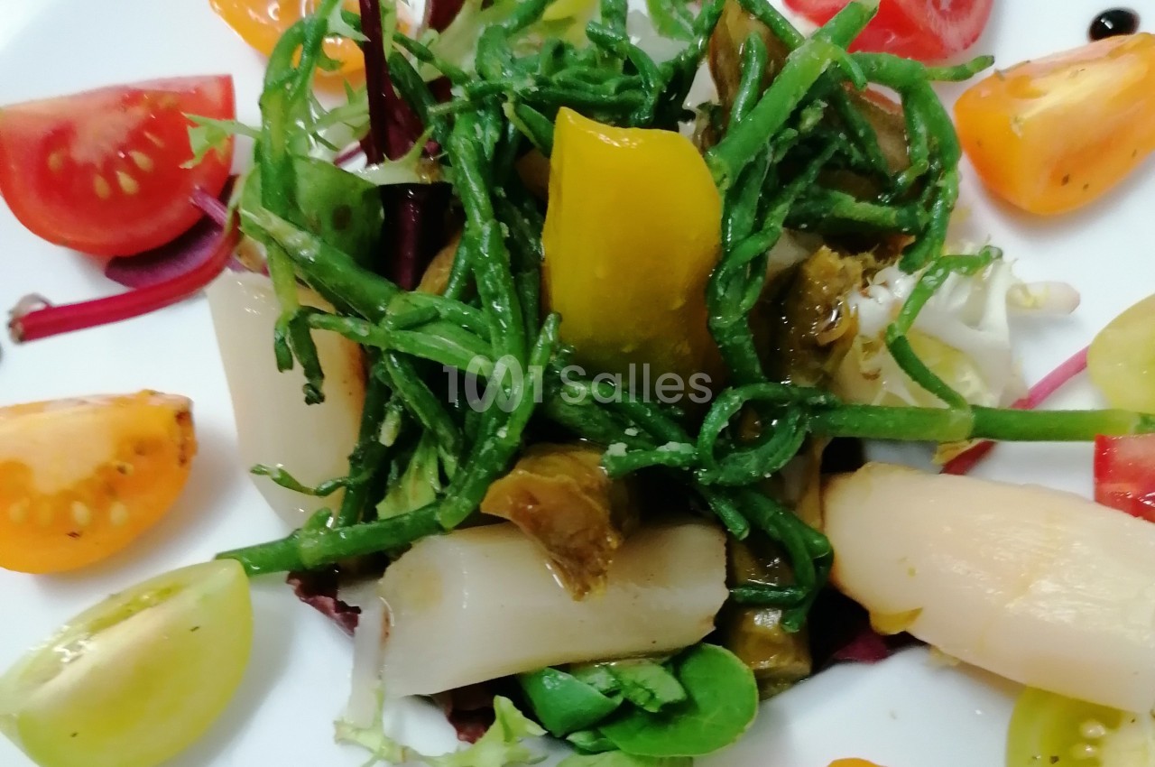 Assiette de salade colorée avec salicornes, tomates cerises variées et légumes croquants.
