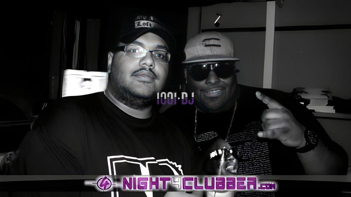 Deux hommes posant ensemble dans un environnement sombre, avec un logo ’Night Clubber’ en bas de l'image.
