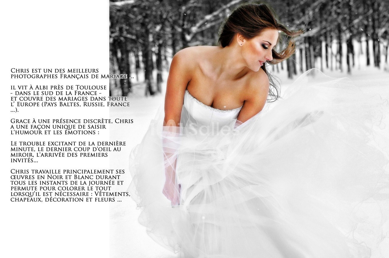 Une mariée en robe blanche regarde vers le sol, entourée d'un paysage enneigé et d'arbres en arrière-plan.