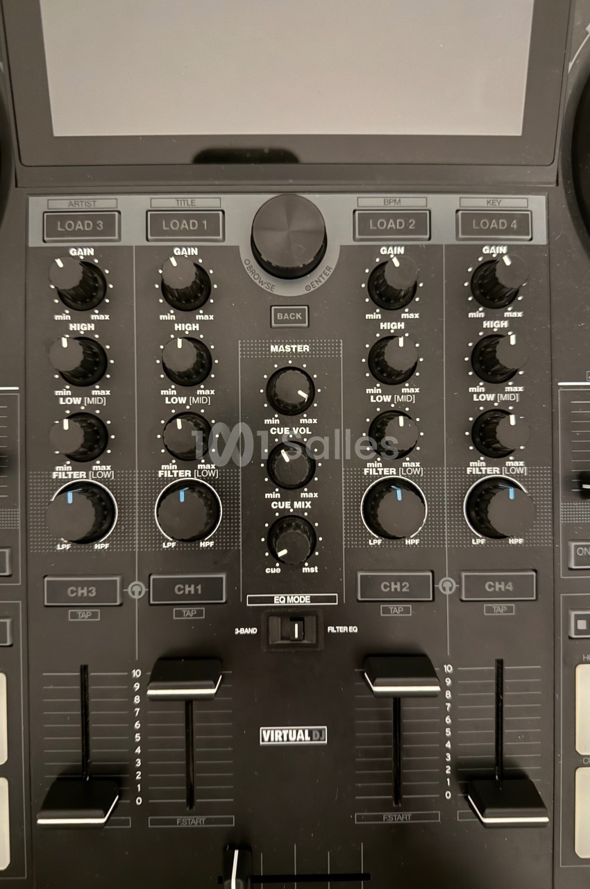Table de mixage audio avec plusieurs boutons de réglage, curseurs et écrans intégrés pour le contrôle du son.