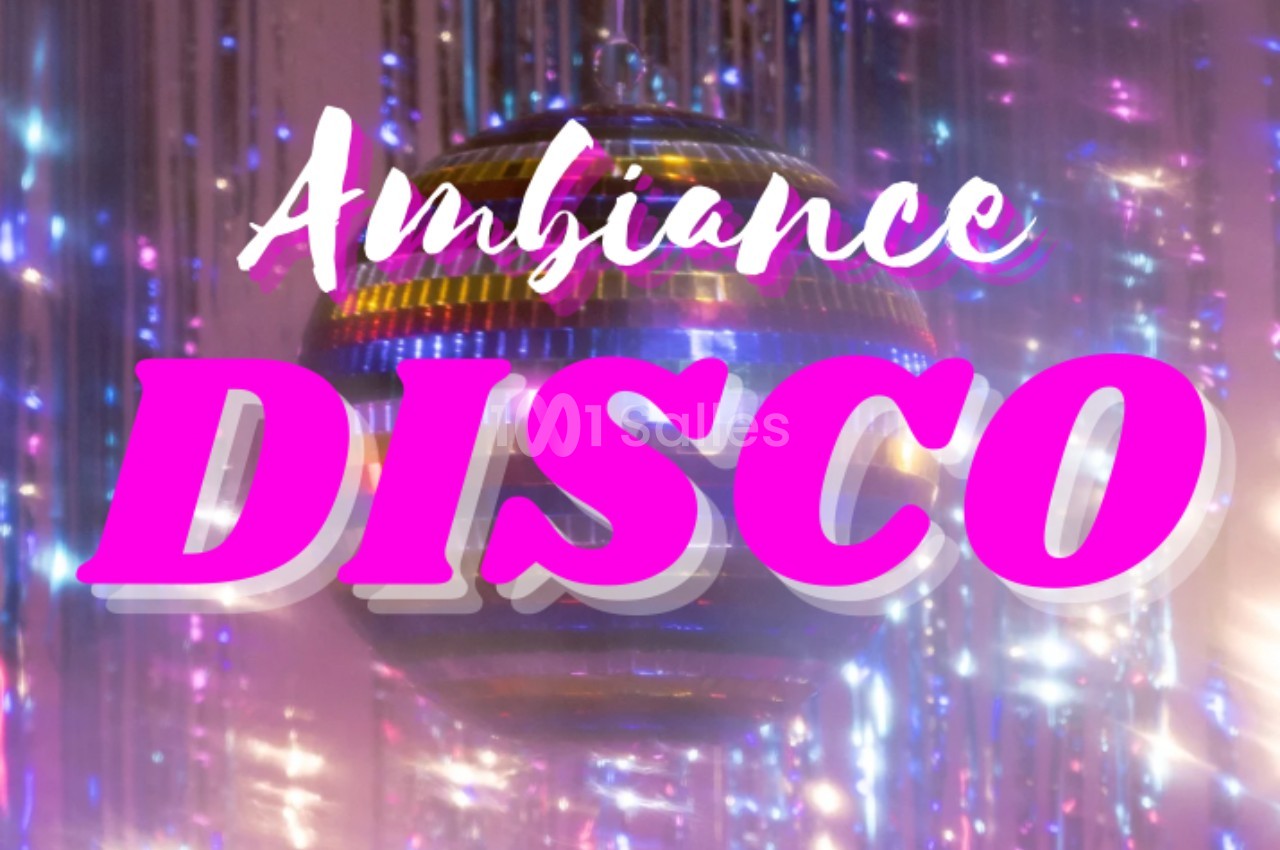 Boule à facettes dorée suspendue, entourée de rideaux scintillants et lumières colorées, avec texte ’Ambiance Disco’.