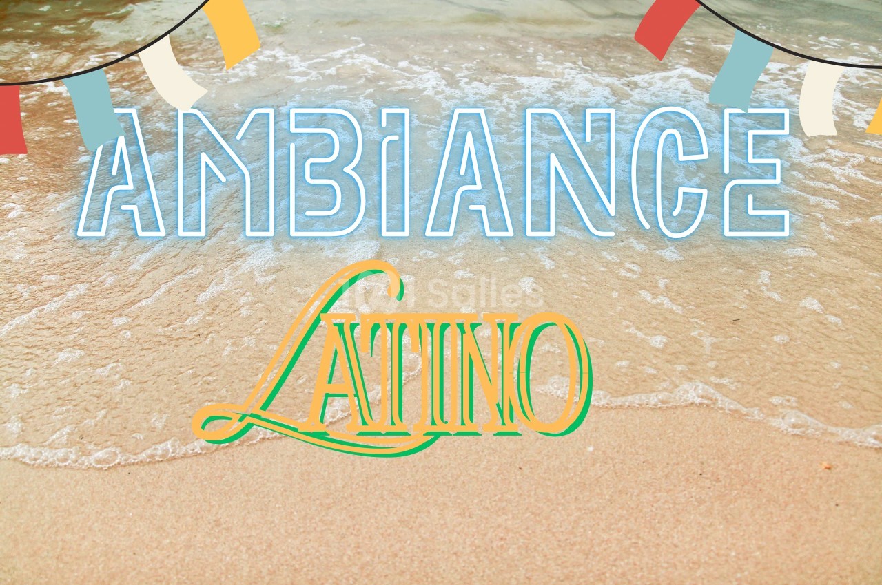 Texte ’Ambiance Latino’ sur fond de plage avec vagues et guirlandes colorées en haut de l'image.
