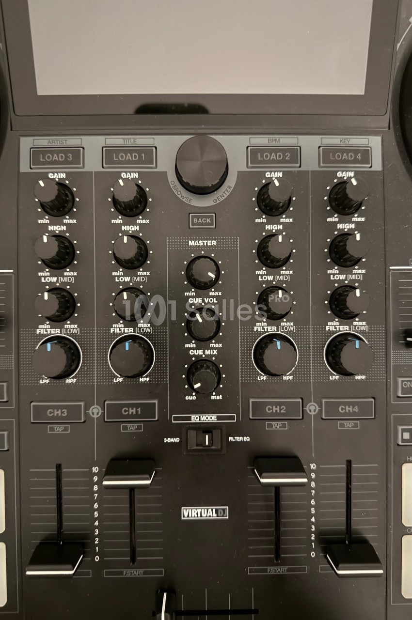 Table de mixage audio avec plusieurs boutons de réglage, curseurs et écrans intégrés pour le contrôle du son.