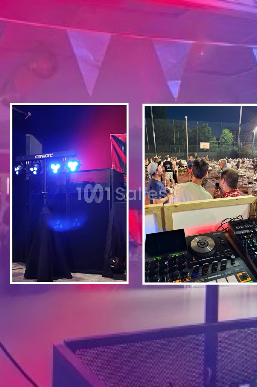 Installation de matériel de DJ avec éclairage coloré et scène extérieure animée lors d'un événement nocturne.