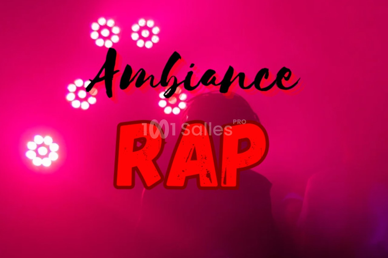 Texte ’Ambiance Rap’ en rouge et noir sur fond rose avec des lumières de scène floues en arrière-plan.