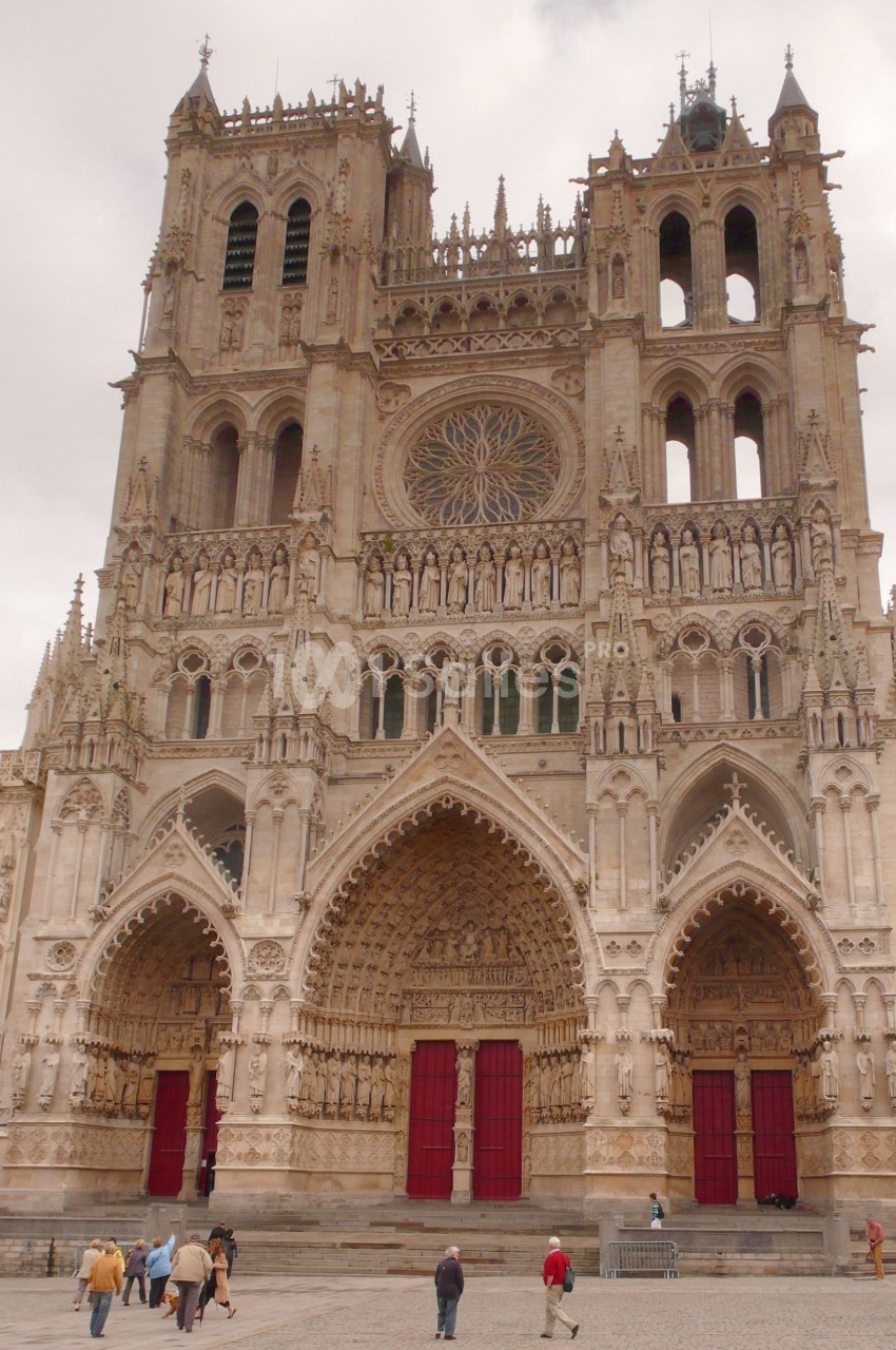 Façade de la cathédrale gothique d'Amiens avec ses portails sculptés, ses rosaces et ses tours imposantes.