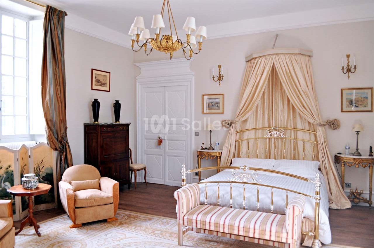 Chambre élégante avec lit à baldaquin, meubles anciens, fauteuils et lustre, dans un décor lumineux et classique.
