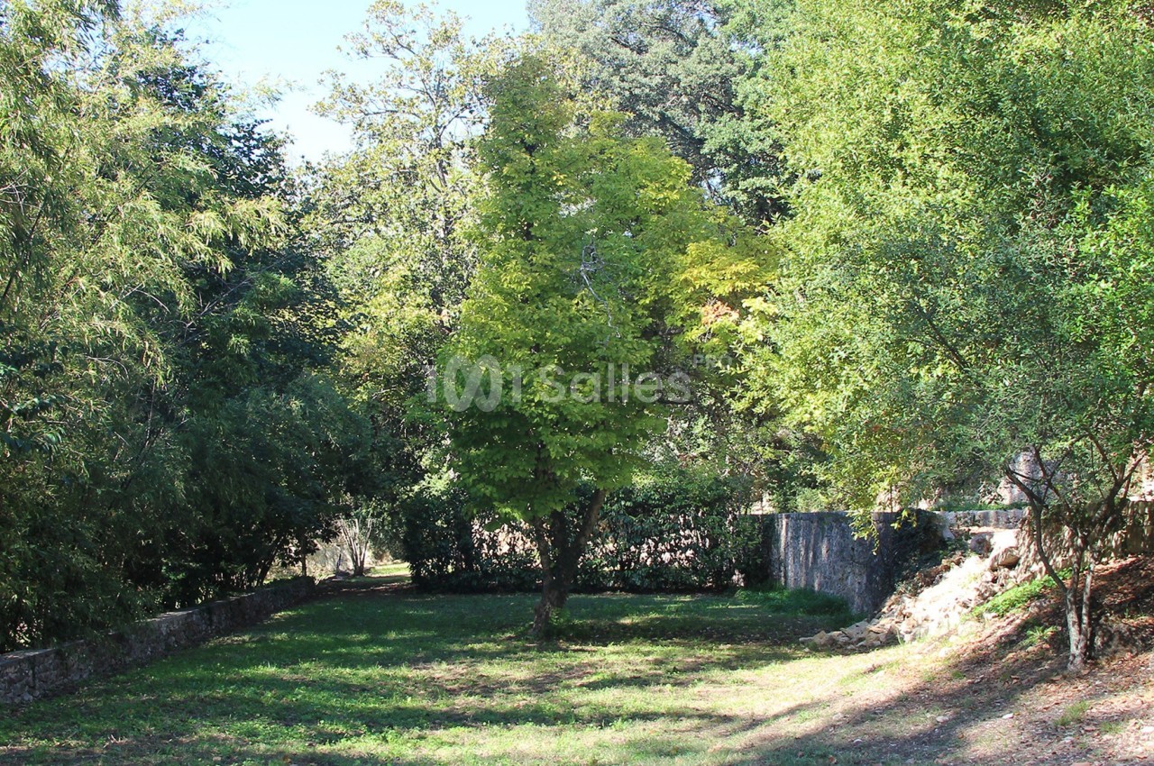 Jardin du Château avant rénovation. Objectif travaux : installation d'une piscine au fond du jardin, remise en état du jardin tout en gardant l’âme et le charme de la bâtisse.