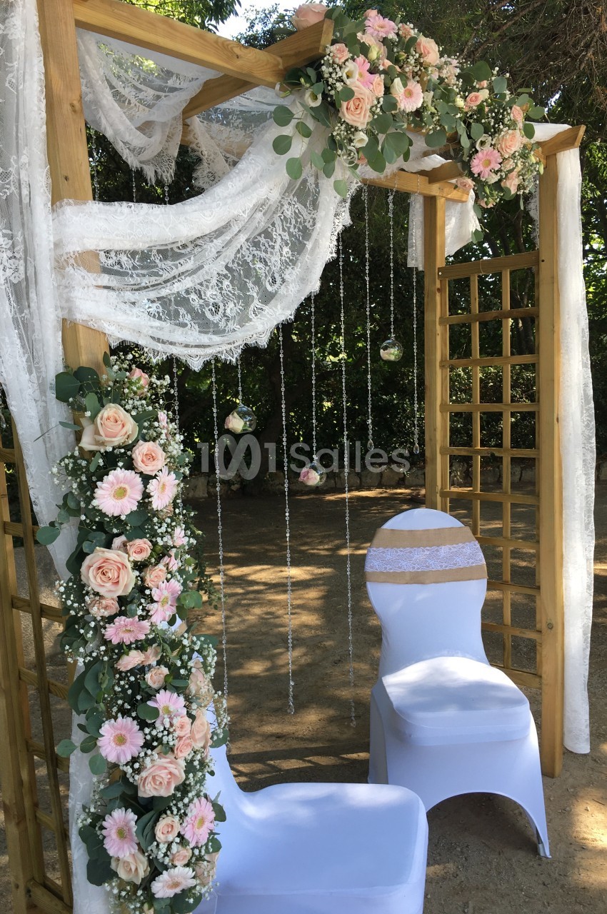 ARCHE EN BOIS FLEURIE
