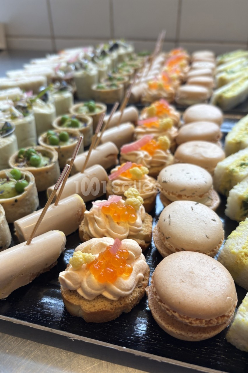 Plateau de bouchées salées et sucrées comprenant macarons, canapés, roulés et amuse-bouches variés.