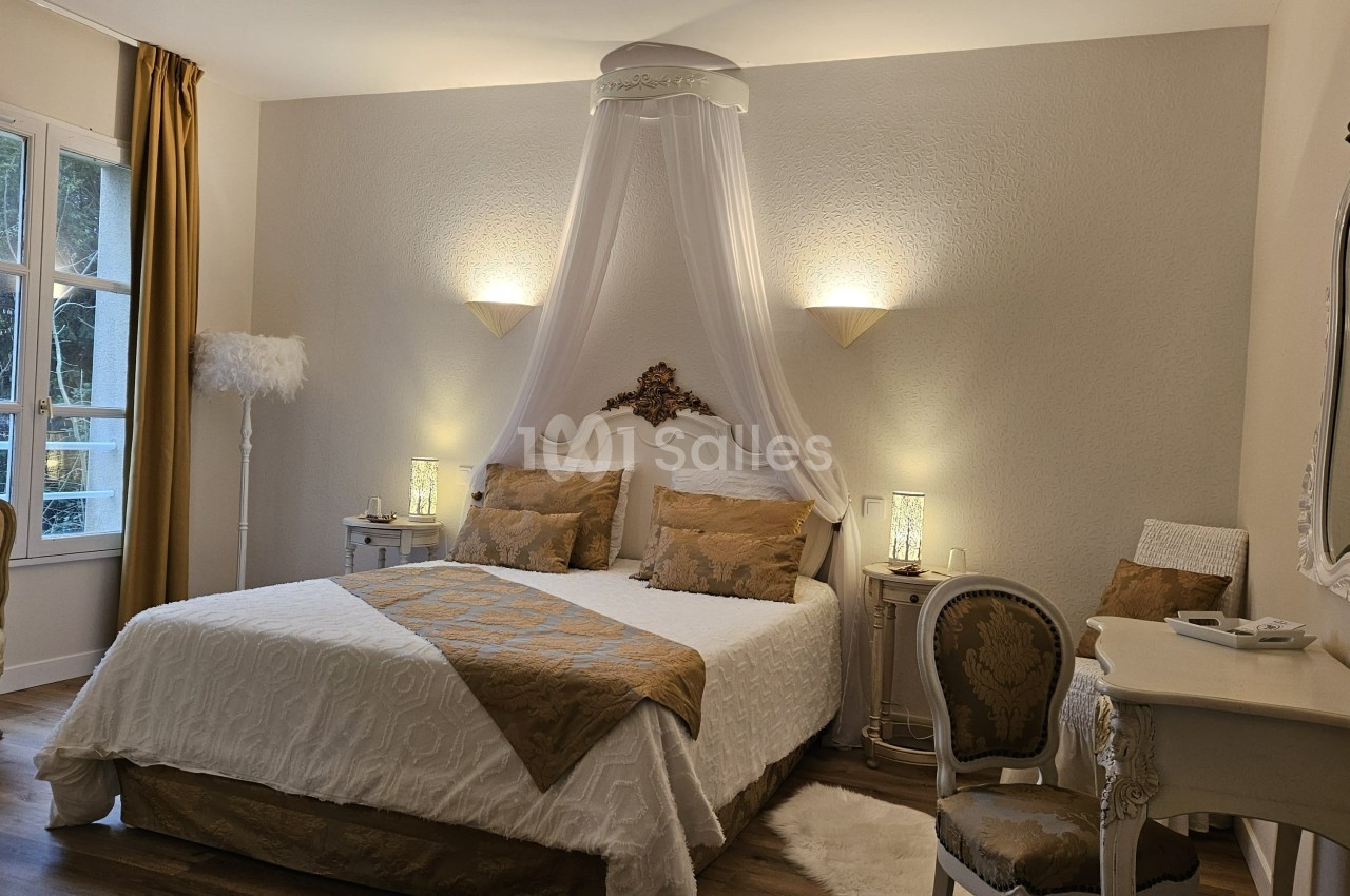 Chambre élégante avec lit double, baldaquin blanc, mobilier classique et lumière douce, vue sur une fenêtre.