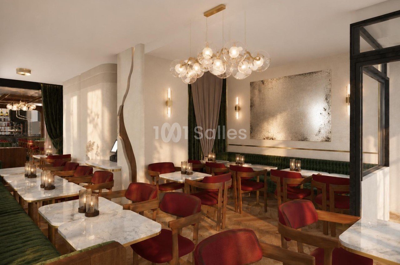 Salle de restaurant élégante avec tables en marbre, chaises en bois rouge, banquettes vertes et éclairage suspendu.