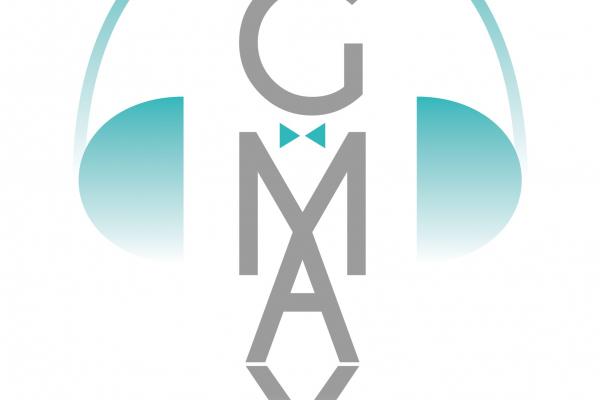 Logo avec les lettres ’GMAY’ stylisées en gris, un nœud papillon bleu et des écouteurs turquoise en arrière-plan.