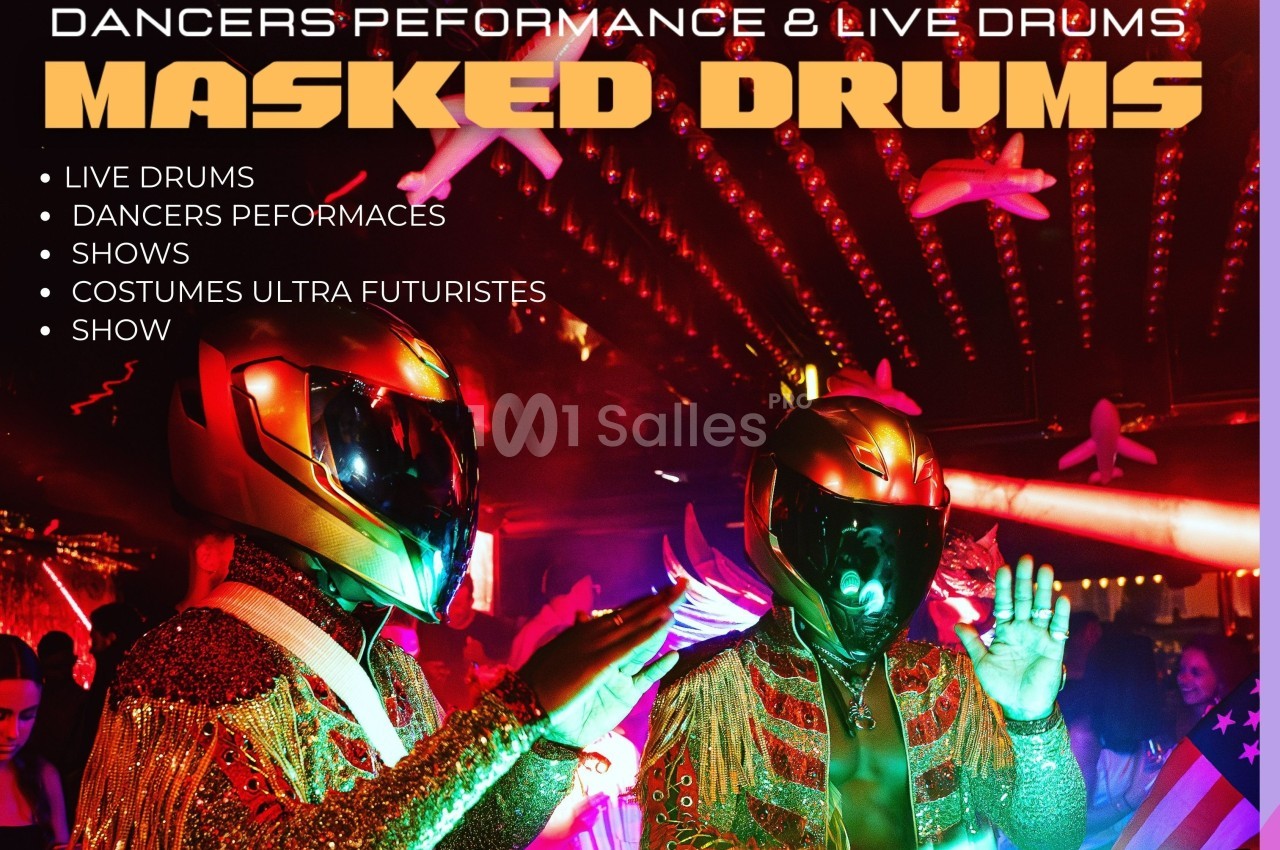 Deux artistes en costumes futuristes et casques dorés jouent de la musique dans une ambiance festive et lumineuse.