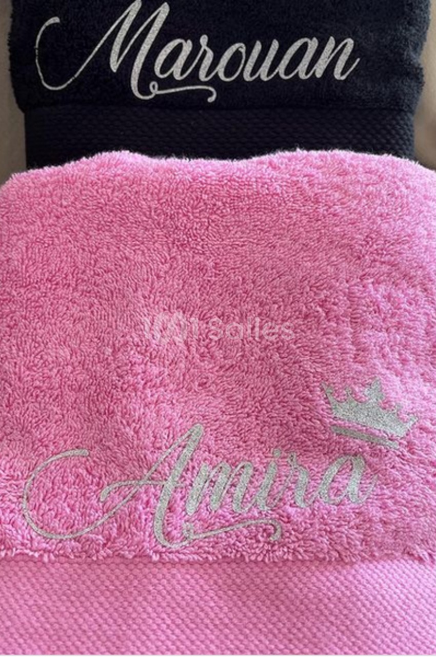 Serviettes personnalisées en tissu rose et noir avec les prénoms ’Amira’ et ’Marouan’ brodés en lettres élégantes.