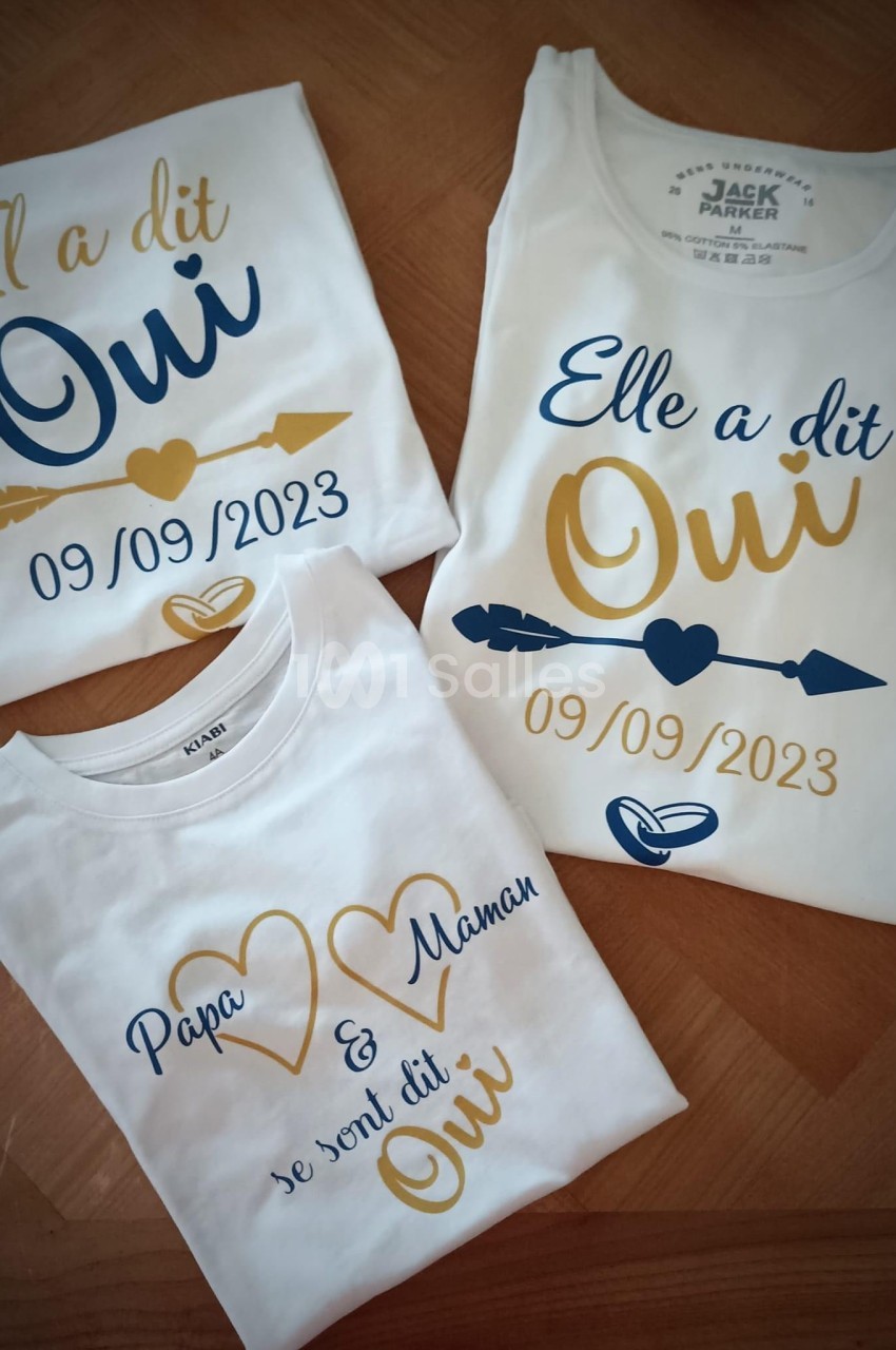 Trois t-shirts personnalisés avec des inscriptions célébrant un mariage, incluant la date ’09/09/2023’.