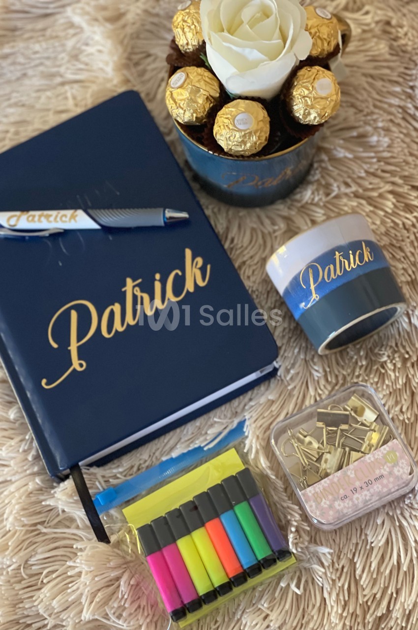 Carnet, stylo, tasse, chocolats, surligneurs et attaches dorées personnalisés avec le prénom ’Patrick’.