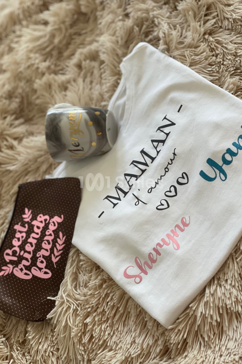 T-shirt blanc personnalisé avec des prénoms, une tasse décorée et une trousse ’Best friends forever’ sur un tapis beige.