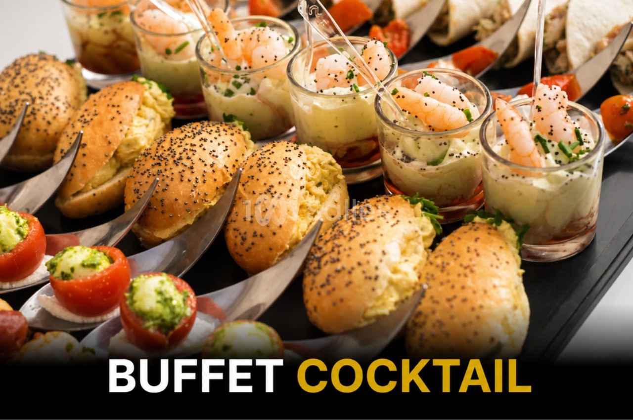 Plateau de buffet avec verrines de crevettes, mini-burgers, tomates farcies et wraps.