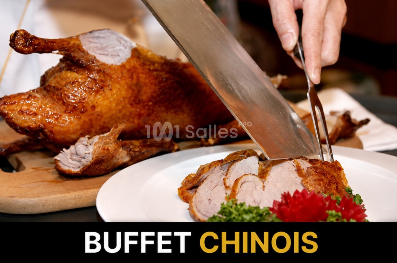 Une personne découpe un canard rôti sur une planche, avec des tranches servies dans une assiette garnie.