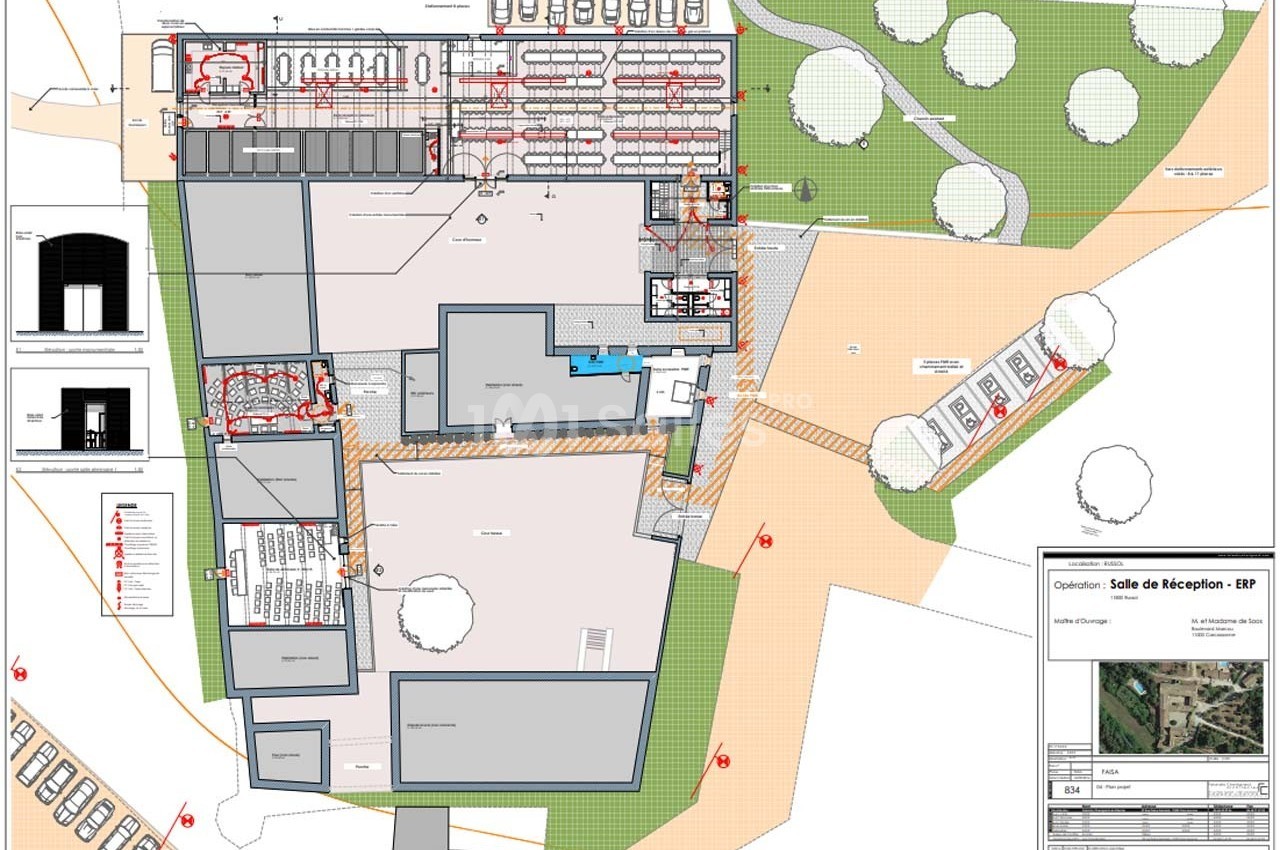Plan détaillé d'une salle de réception avec aménagements extérieurs, parkings, accès et zones techniques indiqués.