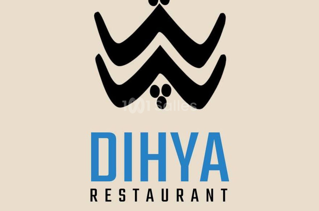 Logo du restaurant Dihya avec un motif noir stylisé au-dessus du nom écrit en bleu et noir sur fond beige.