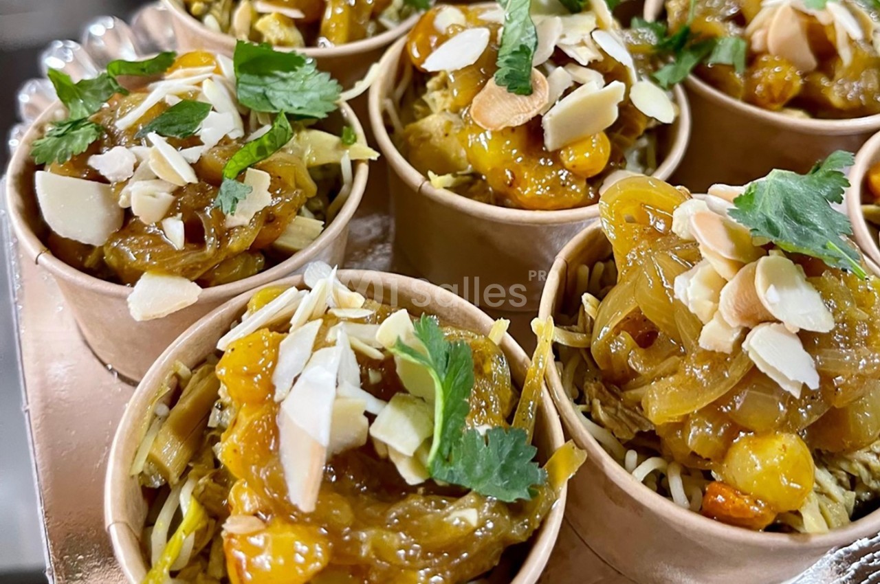 Petits pots garnis de nouilles, chutney de mangue, amandes effilées et feuilles de coriandre.