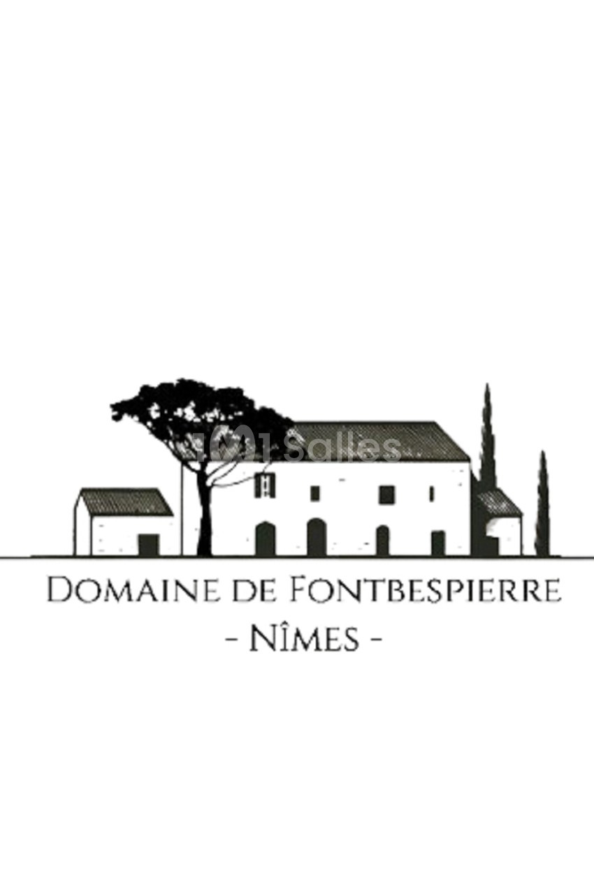 Illustration en noir et blanc d'un domaine viticole avec bâtiments, cyprès et un grand arbre, accompagné du texte ’Domaine…