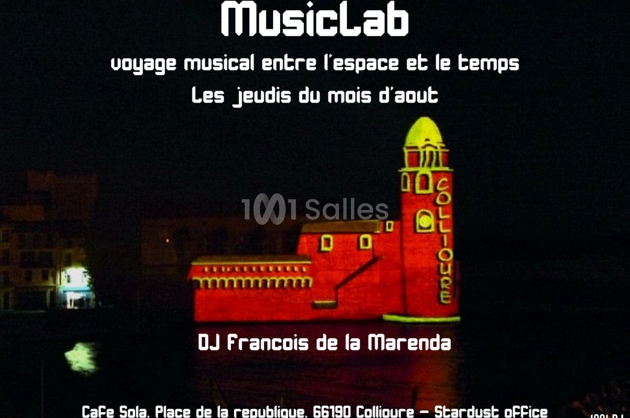 Projection lumineuse sur un bâtiment à Collioure, annonçant des soirées musicales en août avec DJ François de la Marenda.