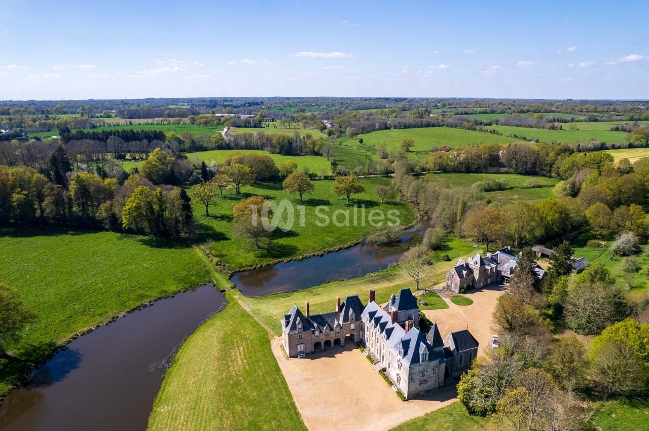 Le château et les dépendances