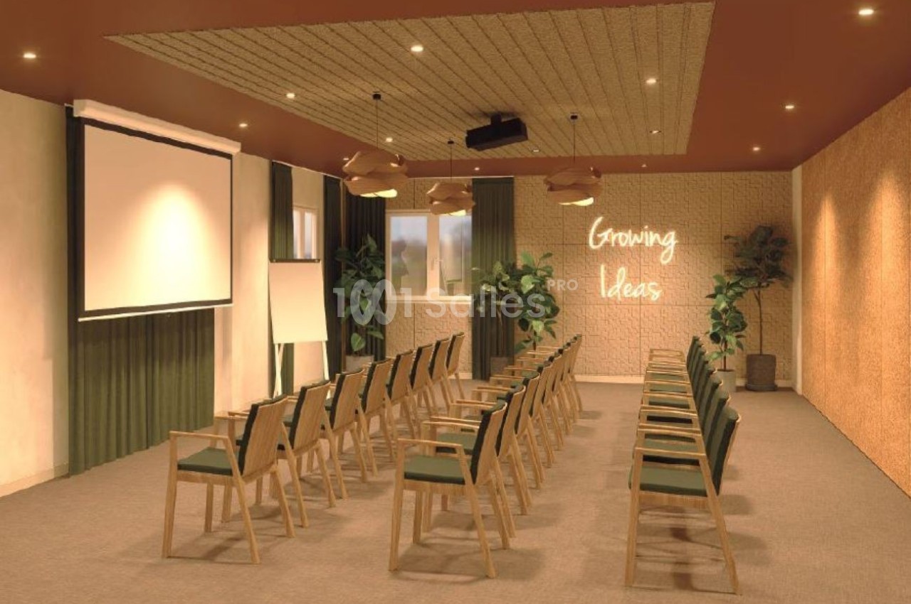 Salle de conférence avec rangées de chaises en bois, écran de projection et néon lumineux.