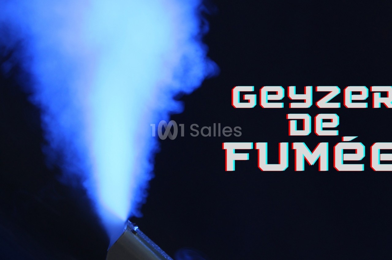 Jet de fumée bleutée s'échappant d'un appareil, avec le texte ’Geyzer de fumée’ en surimpression.