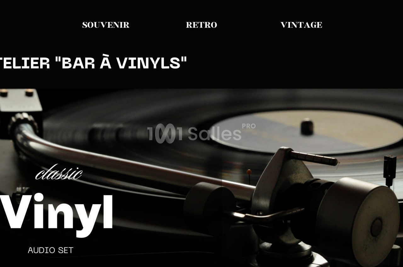 Platine vinyle en gros plan avec un disque en rotation, ambiance rétro et vintage.