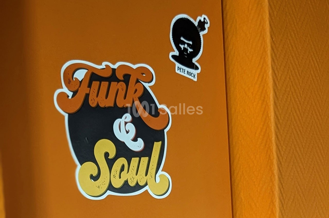 Autocollants ’Funk & Soul’ et ’Pete Rock’ sur une surface orange texturée.
