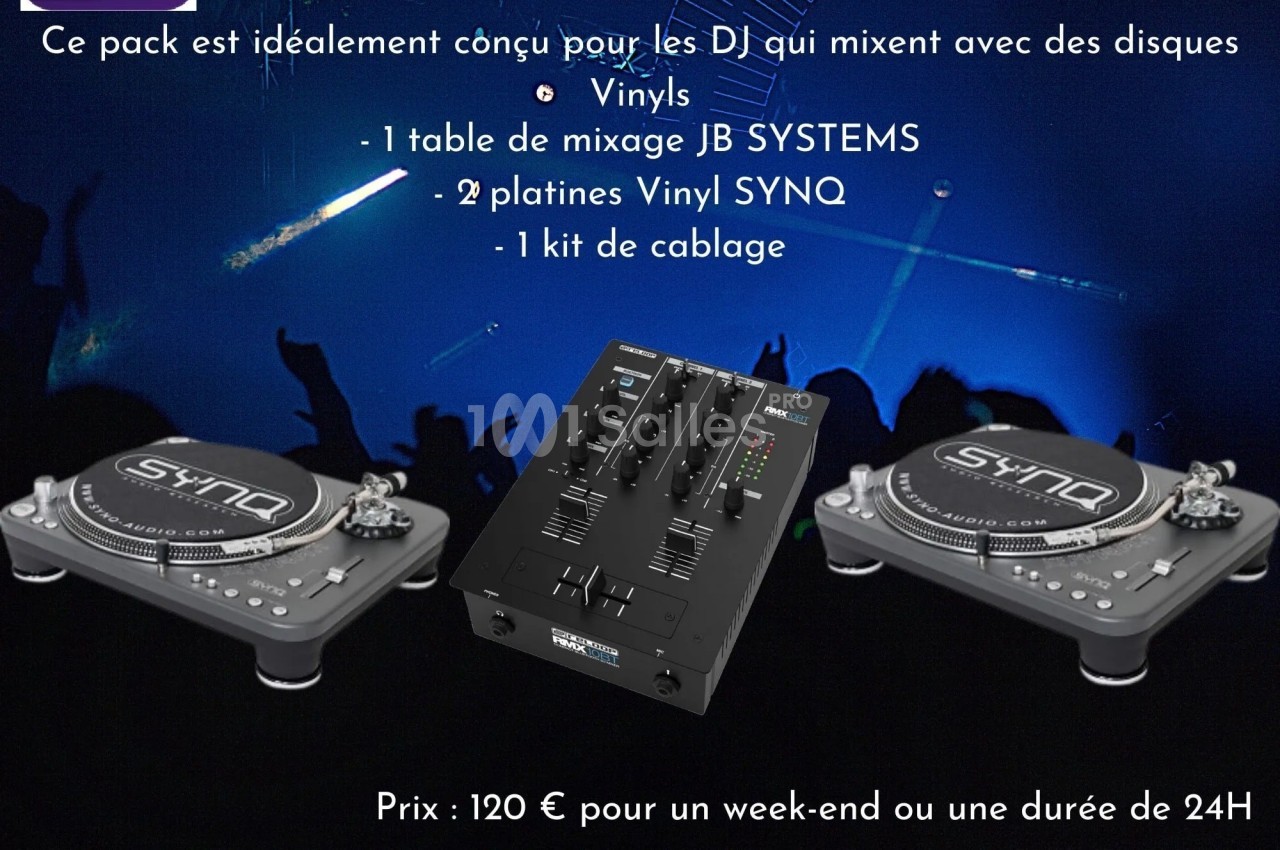 Deux platines vinyles, une table de mixage et un kit de câblage sur fond de scène musicale éclairée.