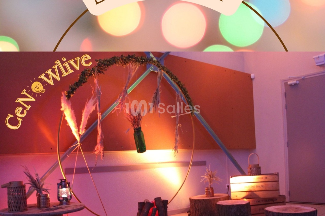 Décoration intérieure avec arche lumineuse, rondins en bois, feuillage et éclairage tamisé dans une ambiance chaleureuse.