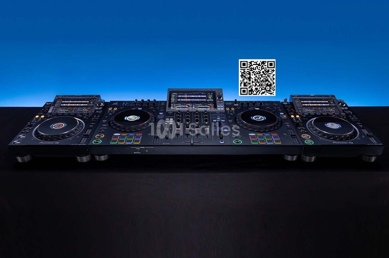 Table de mixage professionnelle avec plusieurs platines, écrans et commandes, sur fond bleu dégradé.