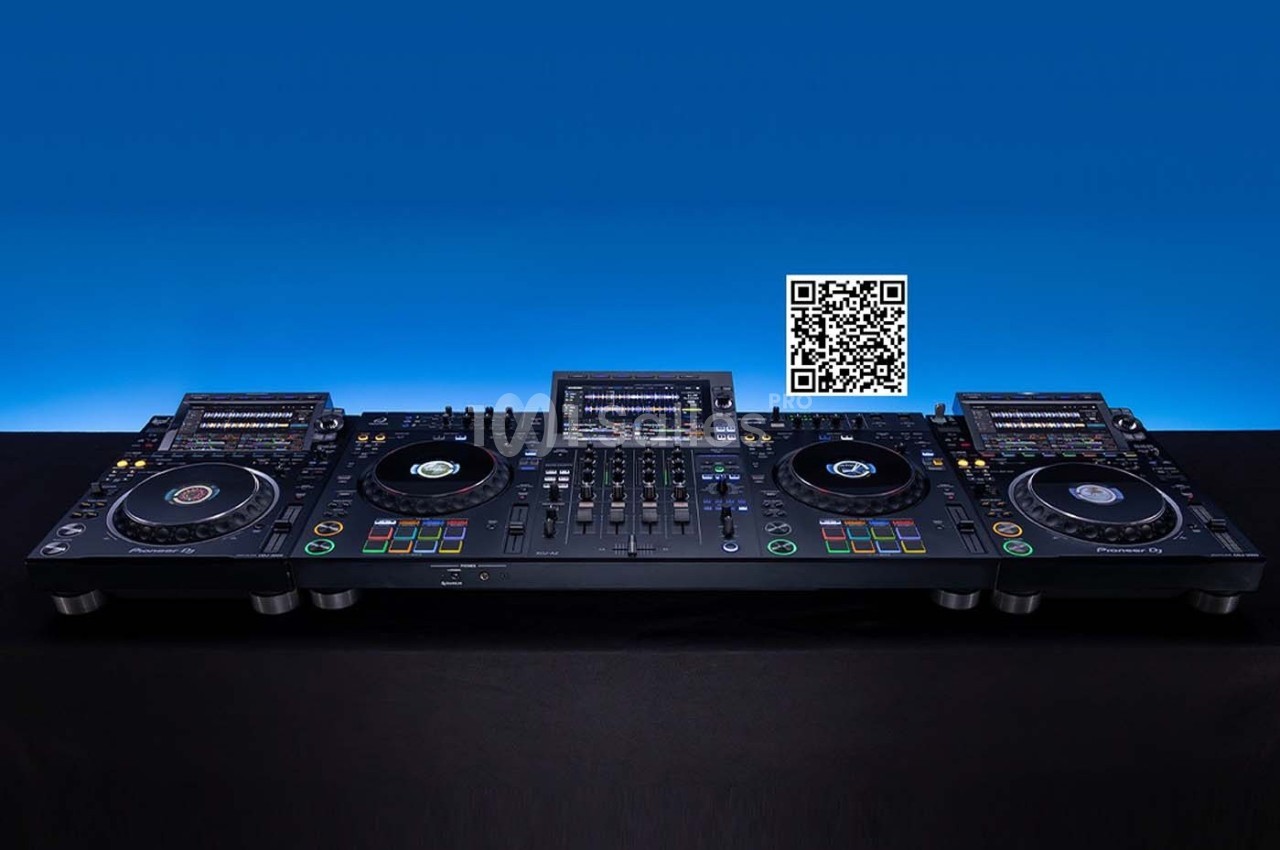 Table de mixage DJ professionnelle avec plusieurs platines, écrans et un QR code visible en arrière-plan.