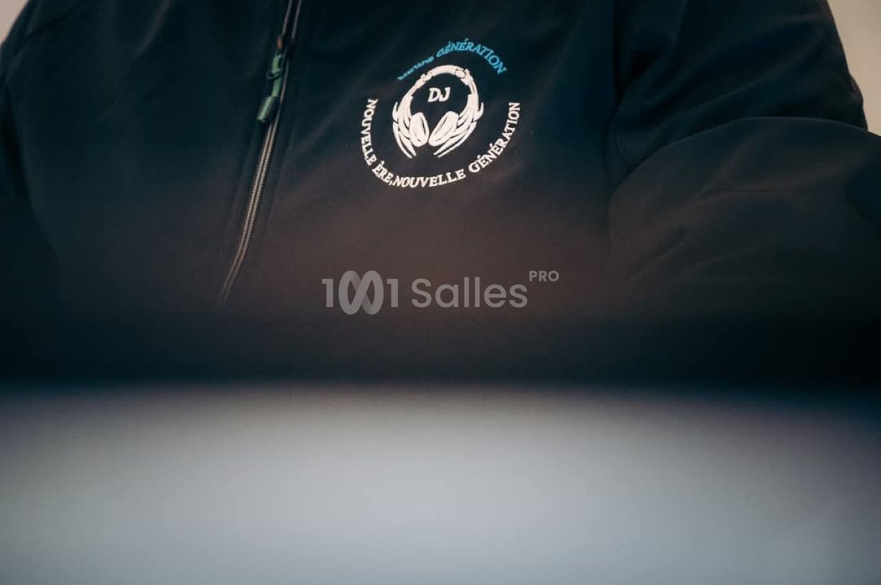 Veste noire avec un logo brodé représentant des mains entourant un disque, accompagné du texte ’Nouvelle Renouvelle…