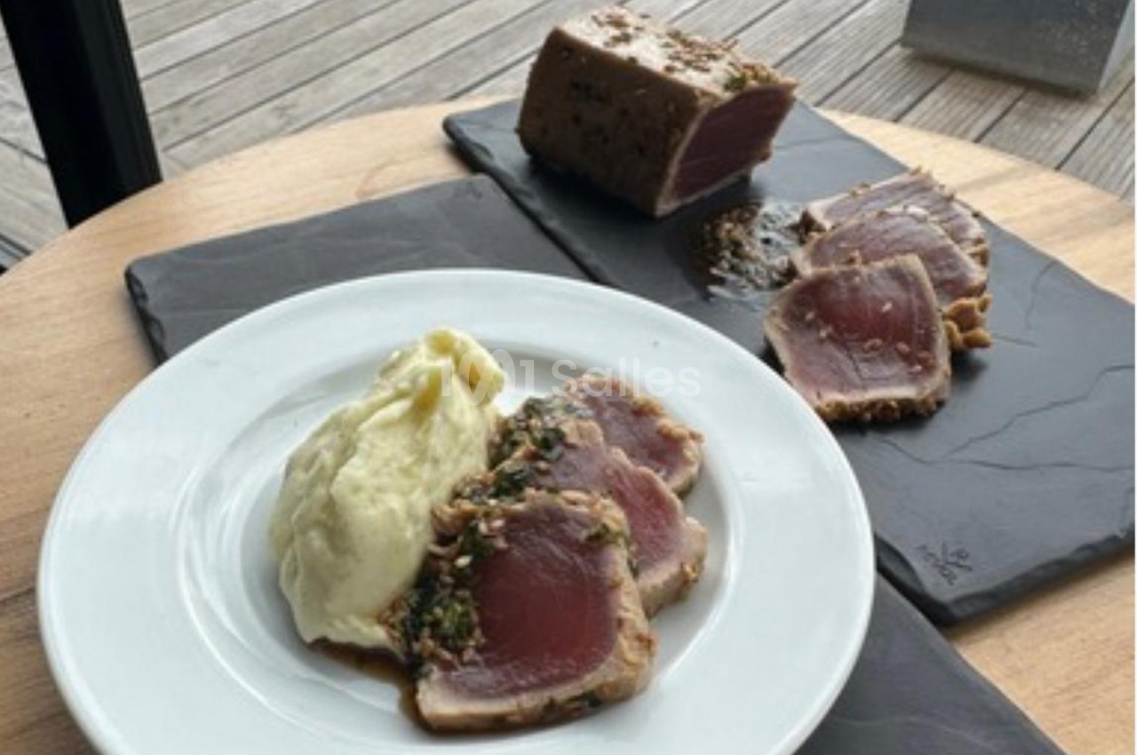 Assiette de thon mi-cuit accompagné de purée, avec des tranches supplémentaires présentées sur une ardoise.