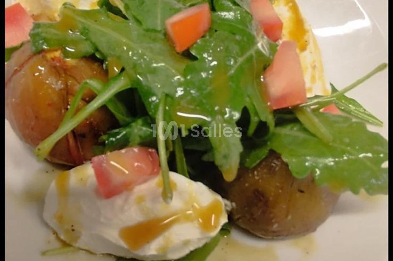 Salade composée de roquette, tomates, pommes de terre rôties, mozzarella et vinaigrette.