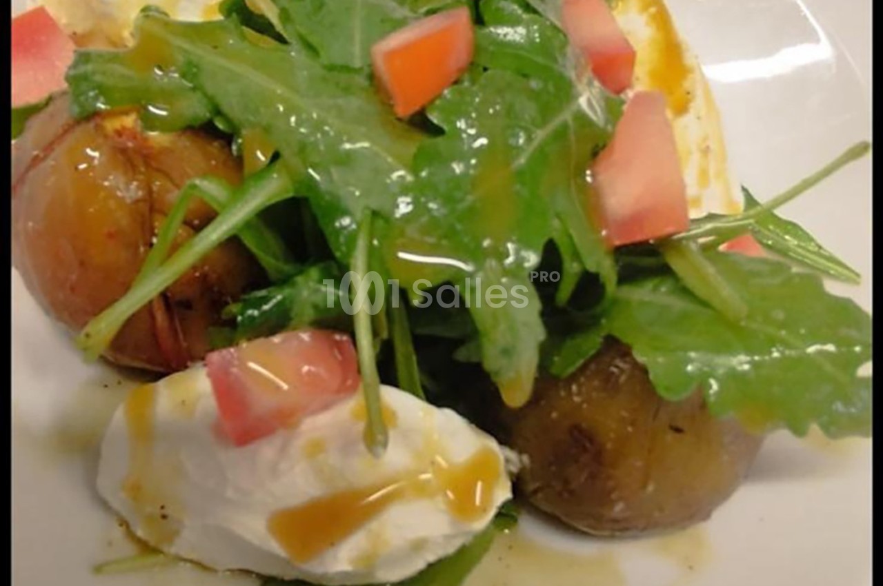 Salade composée de roquette, tomates, pommes de terre rôties, mozzarella et vinaigrette.