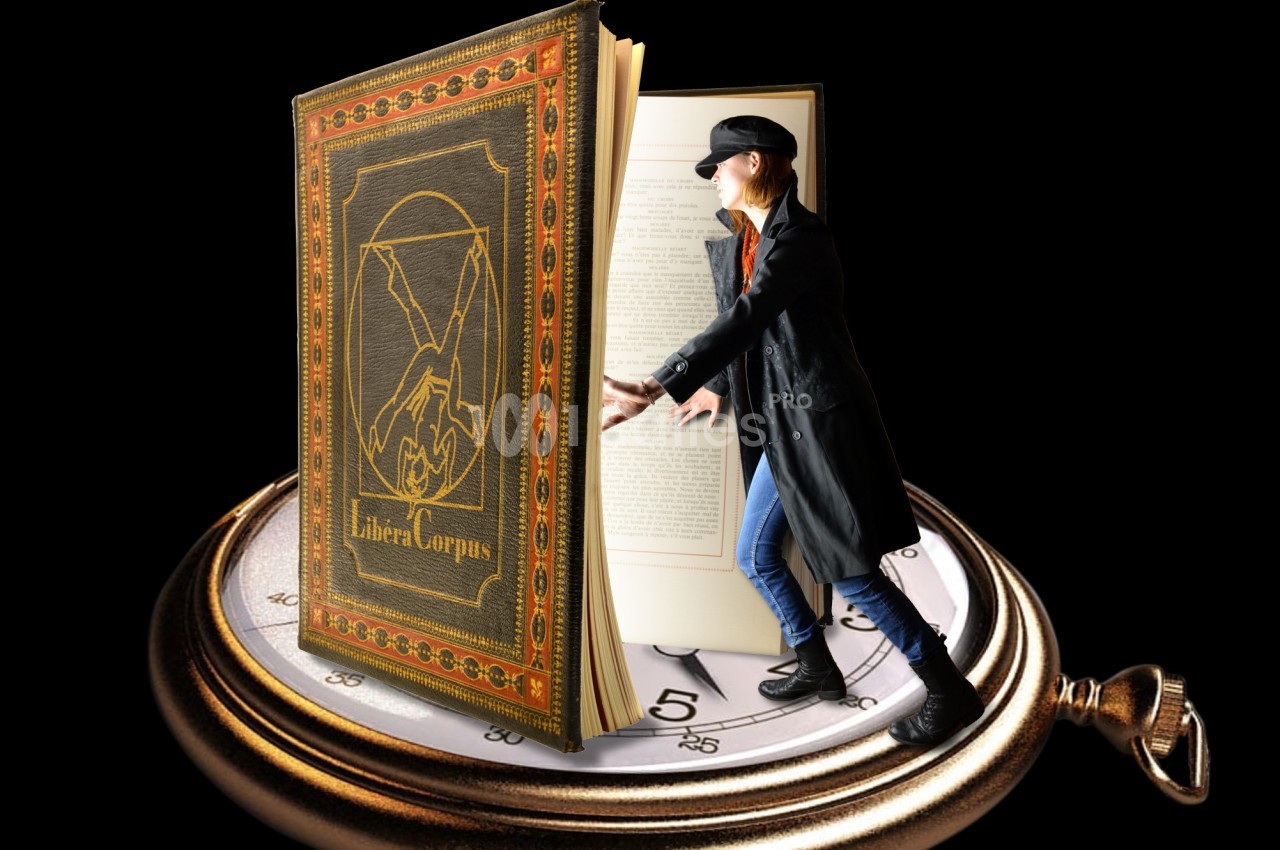 Une femme en manteau et casquette semble entrer dans un grand livre ouvert posé sur une montre de poche.