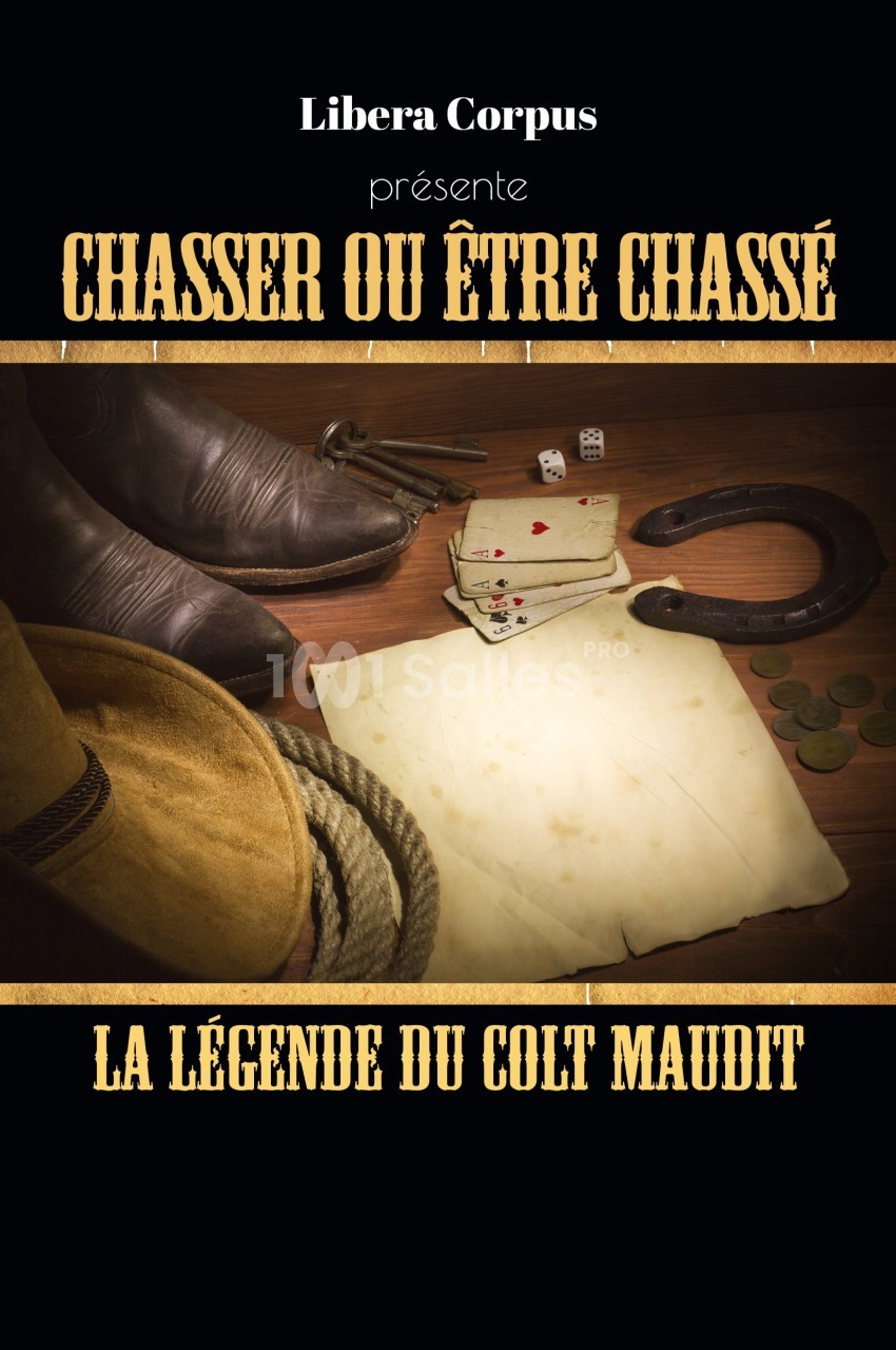 Vieil équipement de cow-boy avec chapeau, bottes, fer à cheval, dés, cartes et pièces sur une table en bois.