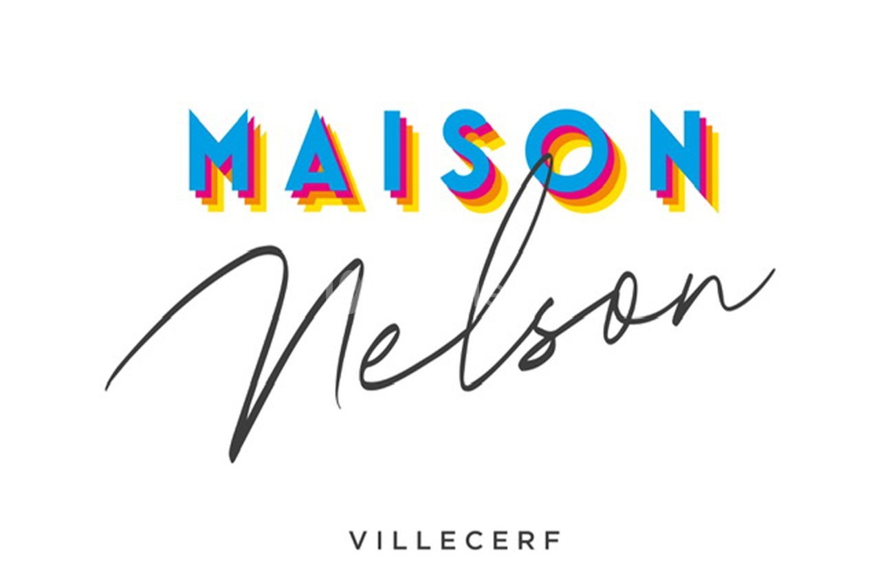 Logo avec le texte ’Maison Nelson’ en typographies colorées et élégantes, accompagné du mot ’Villecerf’ en dessous.