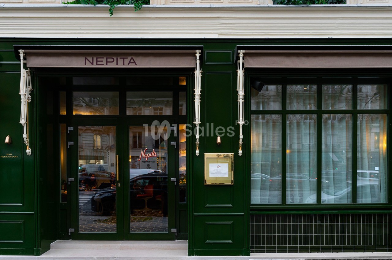 Façade d'un restaurant avec une devanture verte, des grandes fenêtres et une enseigne ’Nepita’.